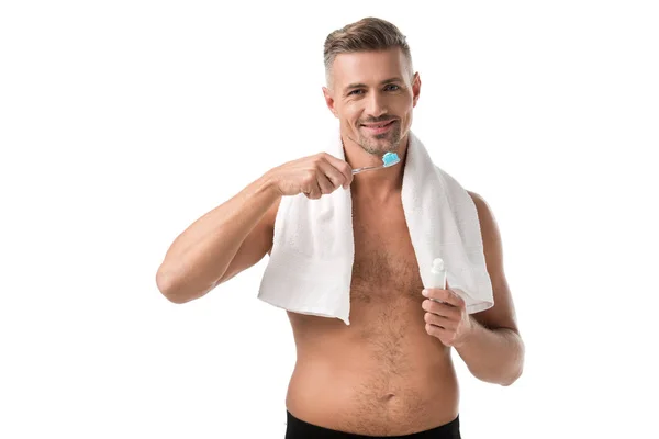 Homme adulte souriant avec brosse à dents regardant la caméra isolée sur blanc — Photo de stock