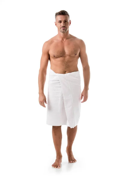 Щасливий м'язистий без сорочки чоловік, загорнутий в рушник позує ізольовано на білому — стокове фото
