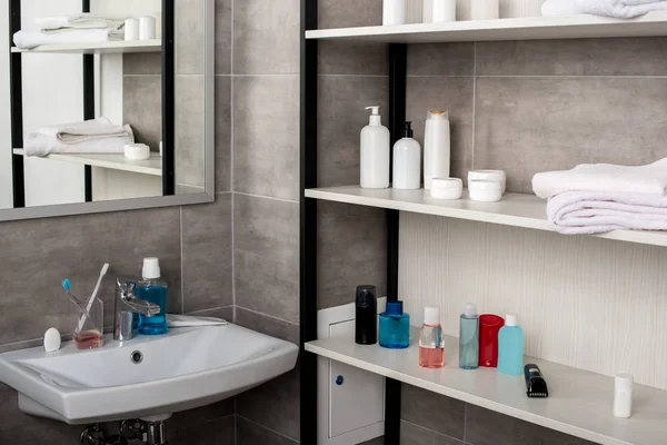 Вибірковий фокус сучасної ванної кімнати з раковинами та полицями з косметичними продуктами — стокове фото