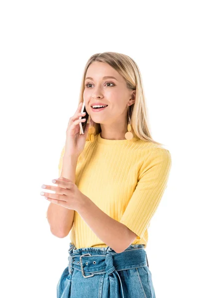 Усміхнена молода жінка розмовляє по смартфону і дивиться ізольовано на білому — стокове фото