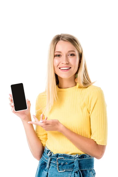 Bela jovem mostrando smartphone com tela em branco e sorrindo para a câmera isolada no branco — Fotografia de Stock