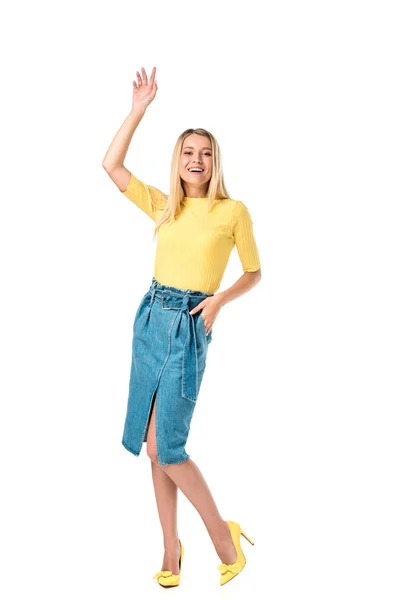 Glücklich junge Frau winkt Hand und lächelt in die Kamera isoliert auf weiß — Stockfoto