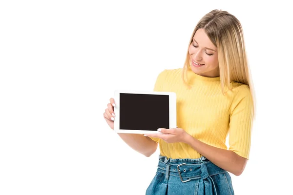 Hermosa chica sonriente sosteniendo tableta digital con pantalla en blanco aislado en blanco - foto de stock