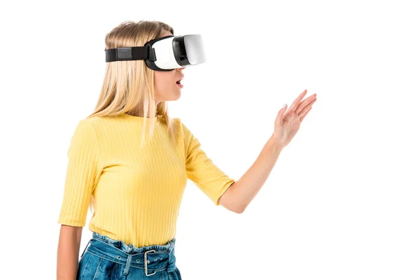 Шокированная молодая женщина в наушниках виртуальной реальности, изолированных на белом — стоковое фото