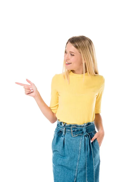 Sonriente joven apuntando con el dedo aislado en blanco - foto de stock