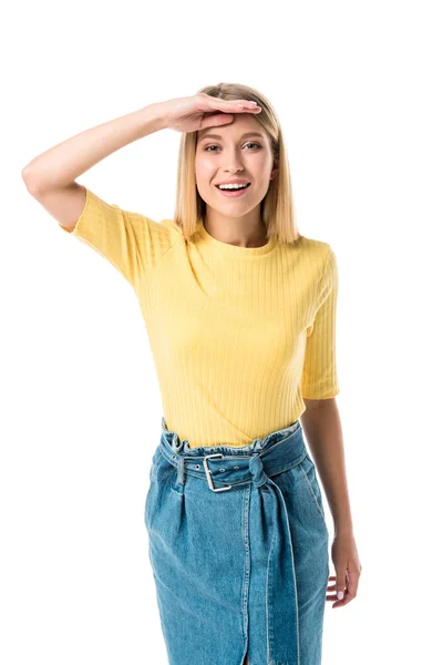 Attrayant jeune femme tenant la main sur le front et souriant à la caméra isolé sur blanc — Photo de stock