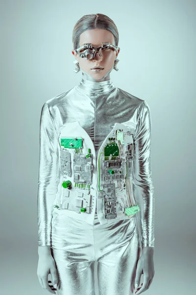 Futuristico cyborg argento guardando la fotocamera isolata sul grigio, concetto di tecnologia futura — Foto stock