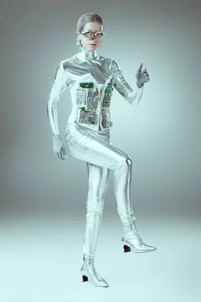 Ganzkörperansicht des silbernen Cyborgs, der auf grauem, zukünftigem Technologiekonzept wandelt — Stockfoto