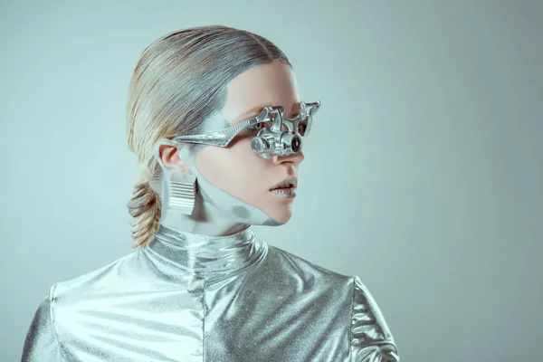 Cyborg plateado futurista mirando hacia otro lado aislado en el concepto de tecnología gris, futuro - foto de stock