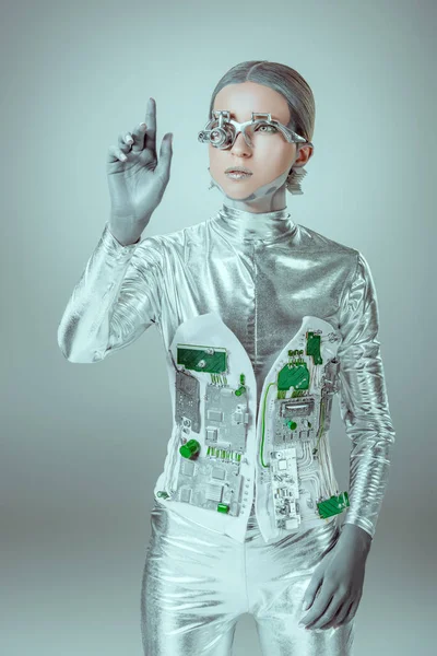 Giovane donna robot gesticolando con mano sul grigio, concetto tecnologico futuro — Foto stock