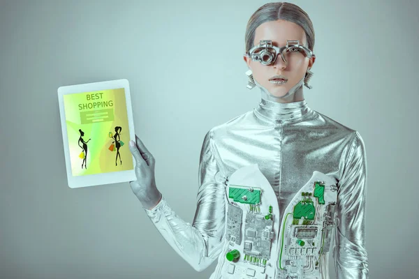 Tableta de sujeción robot plateado con el mejor aparato de compras aislado en gris, concepto de tecnología futura - foto de stock