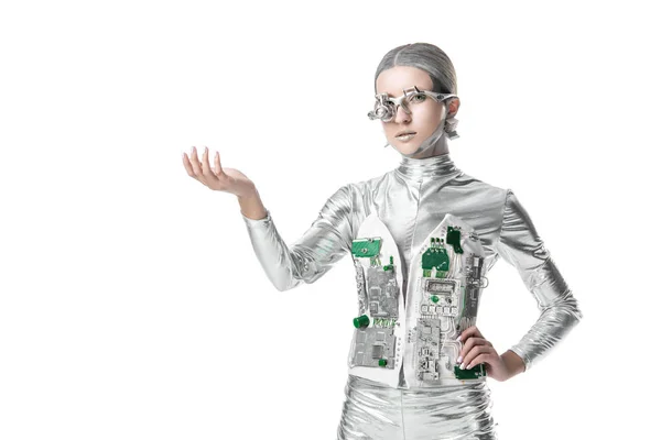 Silberner Roboter, der etwas hält und Kamera isoliert auf weißem, zukünftigem Technologiekonzept betrachtet — Stockfoto