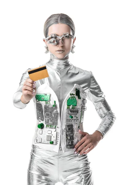 Robot plateado que muestra la tarjeta de crédito aislada en blanco, concepto de tecnología futura - foto de stock