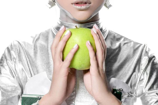 Image recadrée d'un robot argenté tenant une pomme isolée sur du blanc, concept technologique futur — Photo de stock