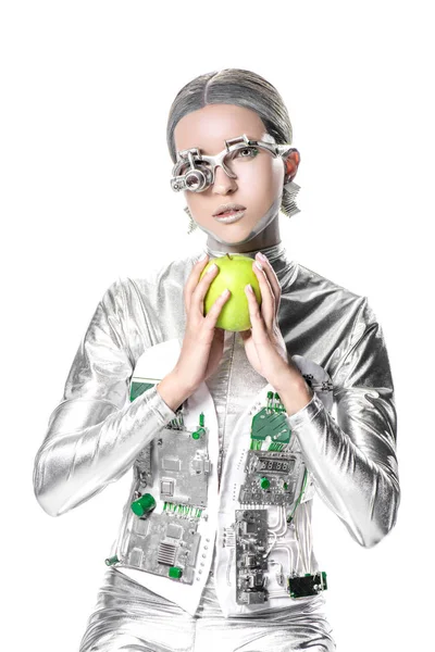 Срібний робот тримає яблуко і дивиться на камеру ізольовано на білому, концепція майбутніх технологій — стокове фото