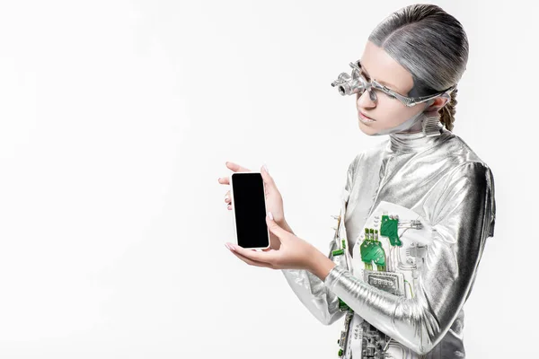 Robot d'argento guardando smartphone con schermo bianco isolato su bianco, concetto di tecnologia futuro — Foto stock