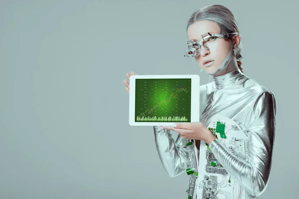 Silberner Roboter hält Tablet mit Diagrammgerät isoliert auf grauem, zukünftigem Technologiekonzept — Stockfoto