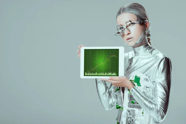 Tableta de retención de robot plateado con aparato gráfico aislado en gris, concepto de tecnología futura - foto de stock