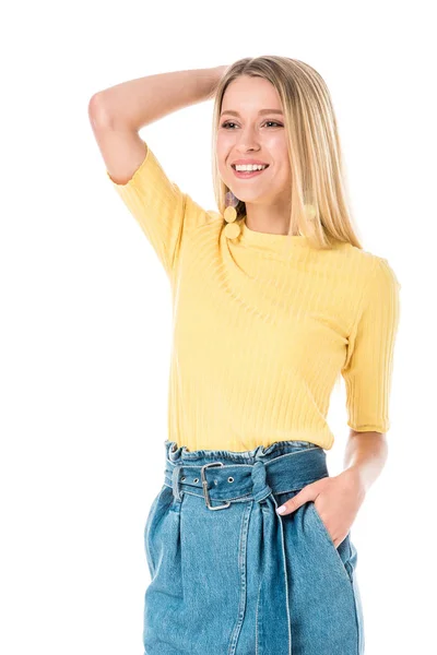 Mujer atractiva sonriente en camisa amarilla mirando hacia otro lado aislado en blanco - foto de stock