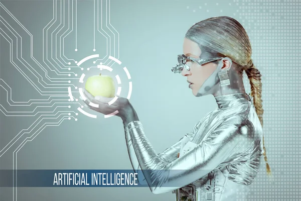 Seitenansicht von Cyborg mit grünem Apfel und digitalen Daten isoliert auf grau mit 