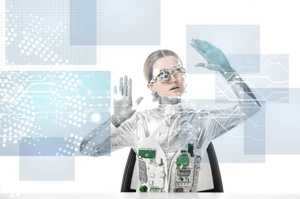 Cyborg avec prothèse oculaire à table et données numériques touchantes isolées sur blanc, concept technologique futur — Photo de stock