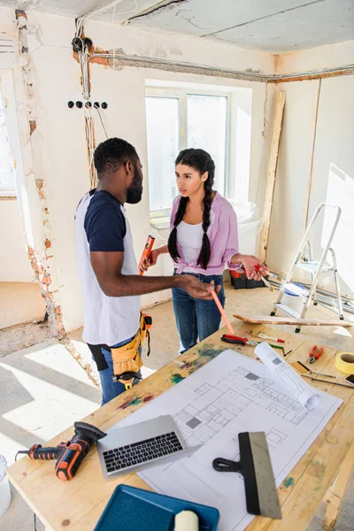 Visão de alto ângulo de jovem casal afro-americano tendo briga ao fazer renovação de casa — Fotografia de Stock