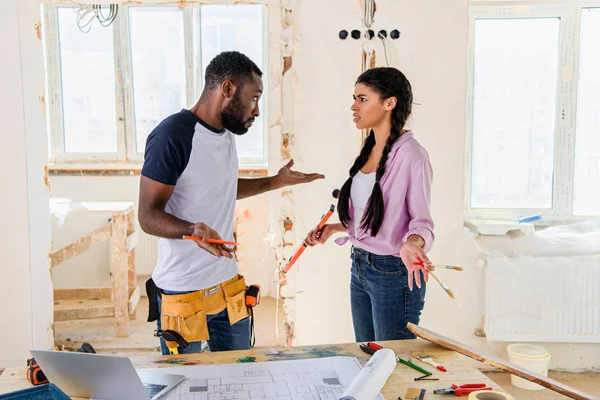 Jovem casal afro-americano tendo briga ao fazer renovação de casa — Fotografia de Stock