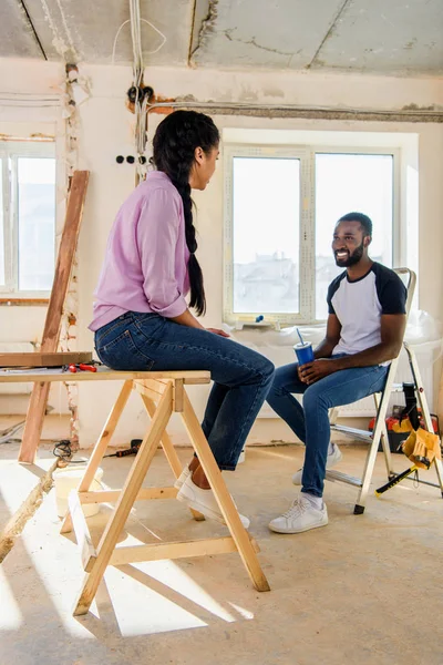 Casal relaxante enquanto faz renovação de apartamentos juntos — Fotografia de Stock