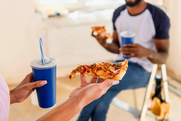 Geschnittenes Bild eines Paares beim Mittagessen mit Pizza und Limo während der Renovierung — Stockfoto