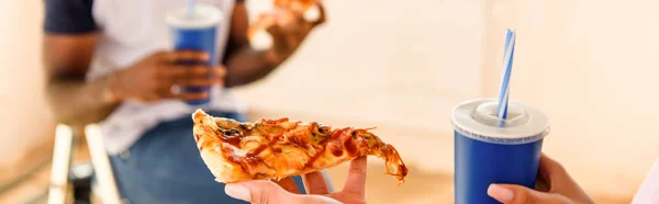 Vista parcial de pareja almorzando con soda y pizza - foto de stock