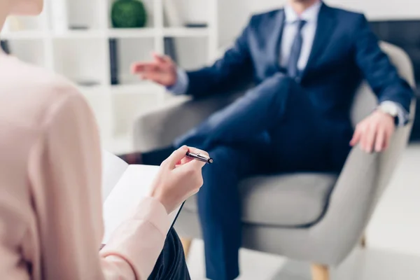 Imagen recortada de hombre de negocios dando entrevista a periodista en el cargo — Stock Photo