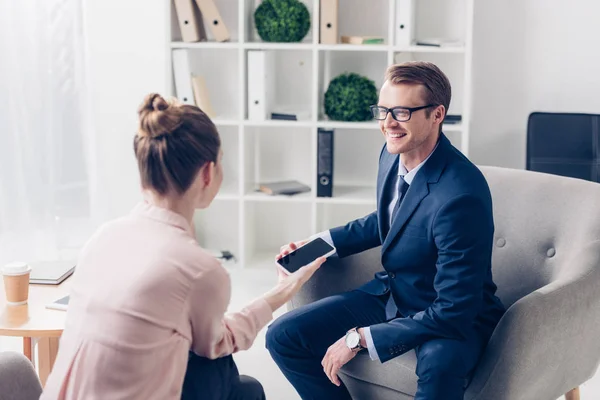 Glücklicher gutaussehender Geschäftsmann gibt Journalisten im Amt ein Interview — Stockfoto