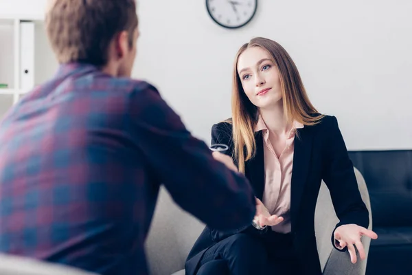 Selektiver Fokus der Geschäftsfrau im Anzug, die Journalistin interviewt und im Amt gestikuliert — Stockfoto