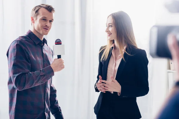 Schöne Geschäftsfrau im Anzug gibt Journalistin im Amt ein Interview — Stockfoto