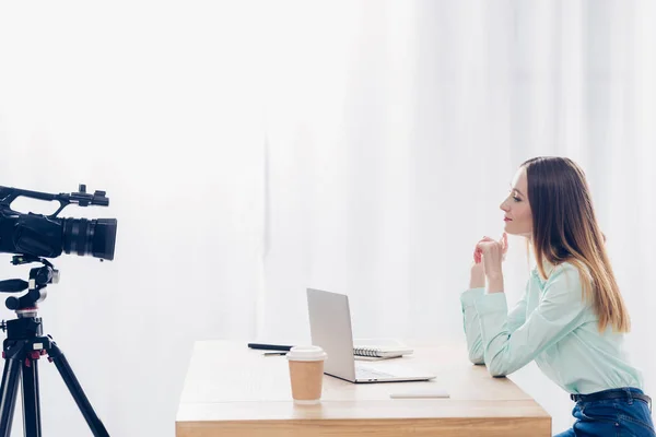 Seitenansicht der attraktiven weiblichen Video-Bloggerin, die Vlog im Büro aufzeichnet — Stockfoto