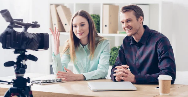 Lächelnde Videoblogger zeichnen Vlog auf und gestikulieren im Büro — Stockfoto