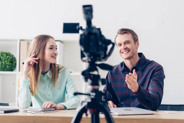 Вибірковий фокус усміхнених відео блогерів, які записують відеоблог в офісі — стокове фото