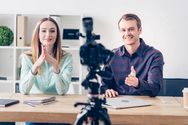 Video blogger sorridenti che registrano vlog davanti alla telecamera in ufficio — Foto stock