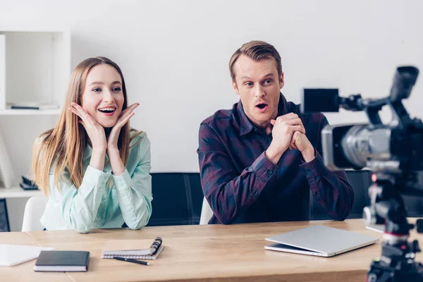 Blogueurs vidéo souriants et choqués enregistrer vlog dans le bureau — Photo de stock