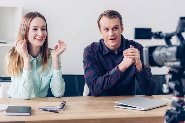 Blogueurs vidéo souriants et surpris enregistrer vlog dans le bureau — Photo de stock