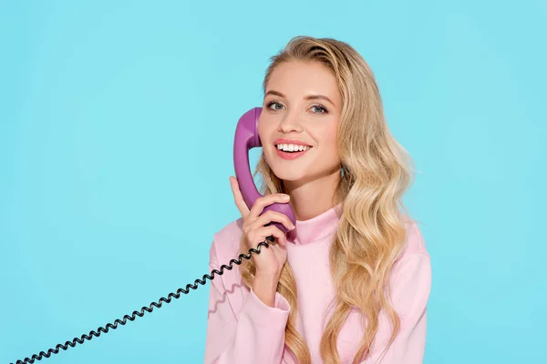 Bella donna parlando su telefono vintage con sfondo turchese — Foto stock