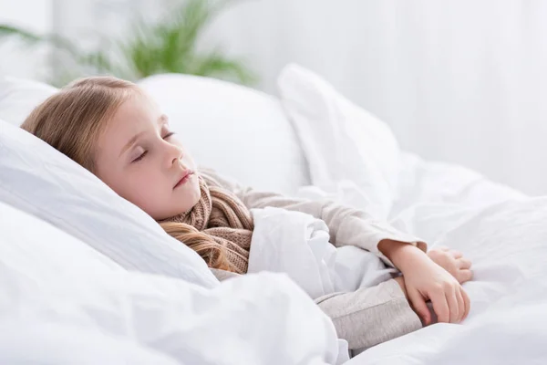 Krankes Kind mit Schal um den Hals schläft zu Hause im Bett — Stockfoto