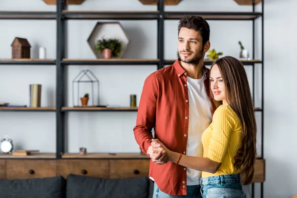 Selektiver Fokus eines hübschen Mannes, der mit attraktiver Freundin tanzt — Stockfoto