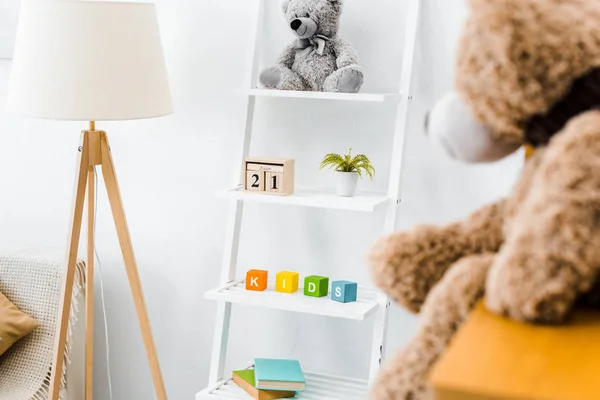 Interno moderno di stanza di camera dei bambini con rastrelliera e giocattoli — Foto stock