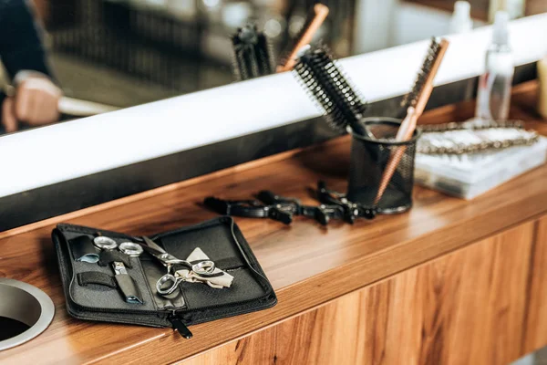 Close-up view of various professional tools on wooden shelf in beauty salon — Stock Photo