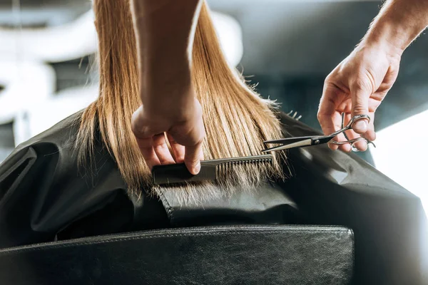 Перукарня, що ріже волосся до красивої молодої жінки в салоні краси — Stock Photo
