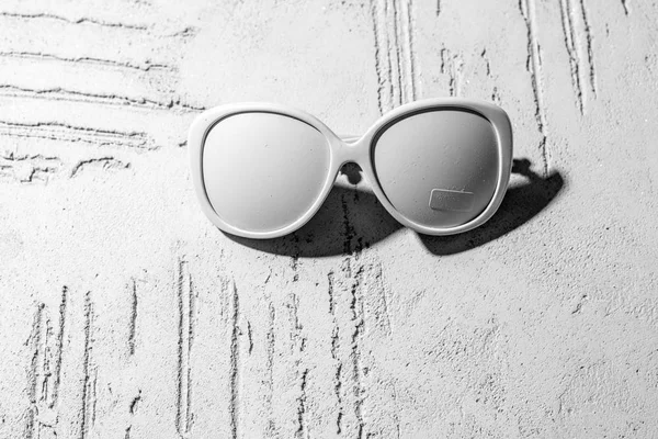 Vue rapprochée des lunettes de soleil blanches décoratives sur le mur dans le salon de beauté — Photo de stock