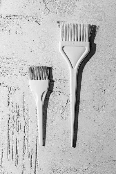 Vista ravvicinata di pennelli bianchi decorativi su parete in salone di bellezza — Foto stock
