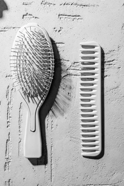 Vista ravvicinata di spazzola per capelli decorativi e pettine su parete nel salone di bellezza — Foto stock