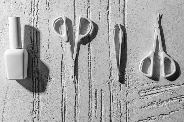 Vista close-up de ferramentas de manicure decorativas na parede no salão de beleza — Fotografia de Stock